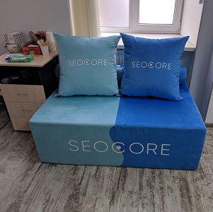 Изготовление брендированного диванчика в офис фармацевтической компании «Seocore»